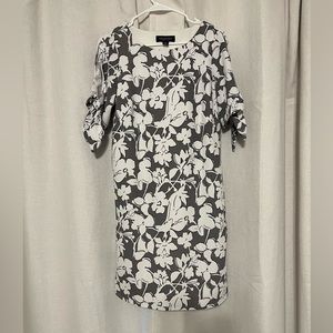Gray and white floral print shift dress by Perceptions (size Medium)